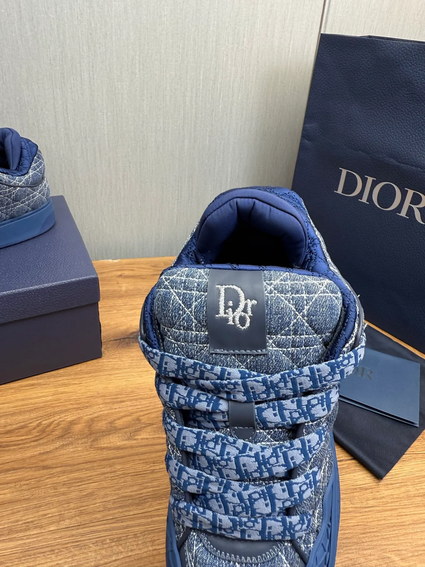 Men's shoes 💰800💰 Dior sneakers enrich the classic series with fashionable retro style. Carefully crafted, they can be paired with casual looks all year round. Dad Shoes style shoes that follow the trend of the retro market ▪️ Fabric: Original custom embroidered cowhide ▪️ Lining: Imported breathable mesh ▪️ Sole: Original molded non-slip outsole ▪️ Size: 38-45 (45 is custom-made and cannot be returned)